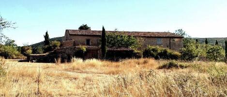 Mas isolé au milieu de la campagne du Luberon
