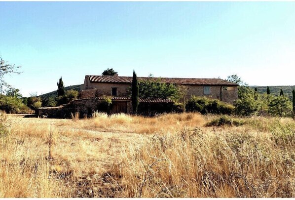 Mas isolé au milieu de la campagne du Luberon 