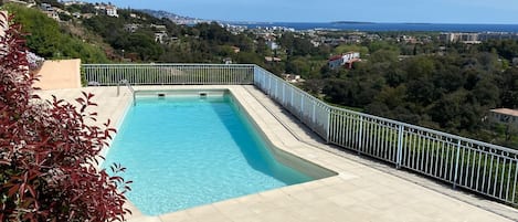 Pool der Anlage in 100 m vom Haus 
Pool of the resort only 100 m 