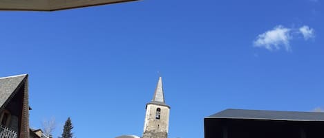Vista de la iglesia de Sant Julià d'Unarre desde la habitación "Estels"