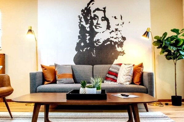 Dolly living room vibes!