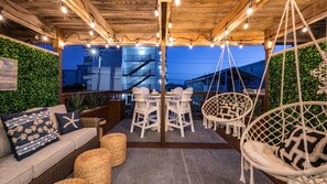 Indoor outdoor living areas bring the beach life toi your entertaining space