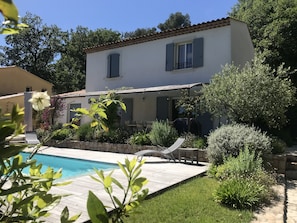 Vue de la maison depuis l'allée de l'entrée