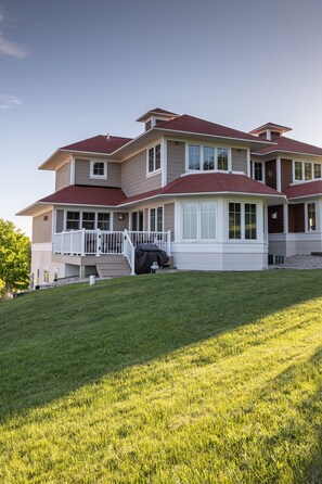 Deck with gate access to the Mountain!