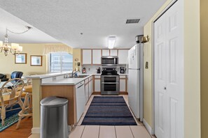 Fully equipped kitchen & plenty of counter space to help make meal prep a snap.