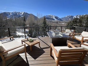 Upper deck with heaters and fire pit looking at Aspen, Highlands and Buttermilk 