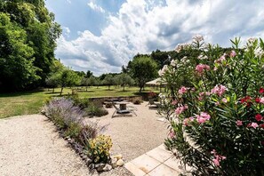 L'arrivée, la terrasse et le verger