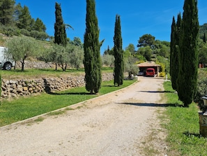 Le chemin d'accès au garage 2 voitures