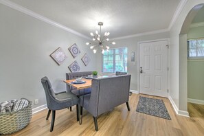 Dinning for 6 with double bench seating 