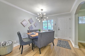 Dinning for 6 with double bench seating