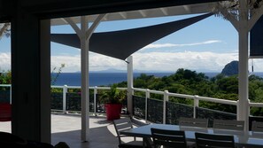 Vue sur le morne Larcher, le Rocher et même l'île voisine de Sainte Lucie.