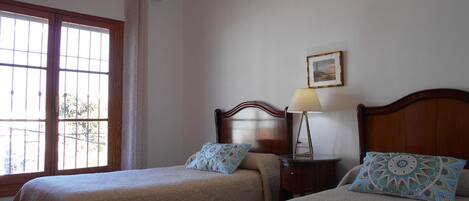 Schlafbereich. Schlafzimmer mit 2 Betten, Kleiderschrank / Wandschrank und Klimaanlage (warm/kalt)