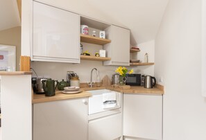 Little Honeysuckle, near Shaftesbury: Open-plan kitchenette