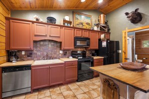 Fully Equipped Kitchen with Full-Size Appliances and Dining Table for Two