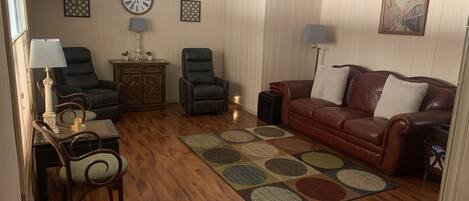 Living Room : Modern
  - Air
  - Fireplace
  - 2 Recliners
  - Wifi
  - Smart Tv