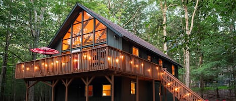 Discover Tranquility in Our Charming Chalet in the Woods