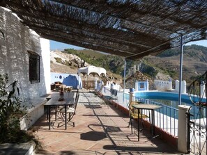 Terraza y piscina.