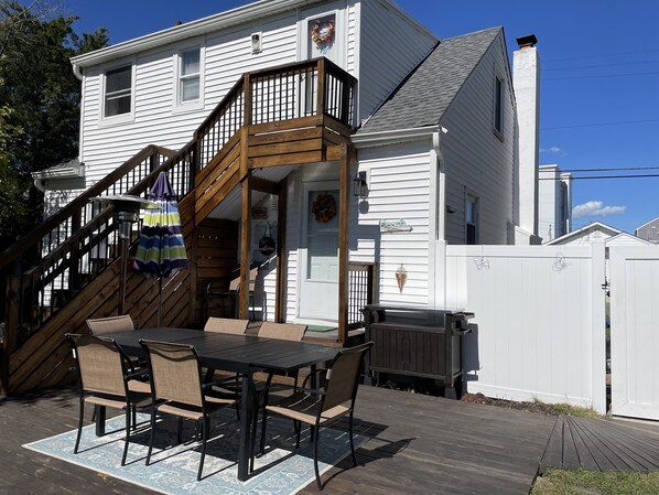 Relax and enjoy the sea breeze in the huge garden and deck