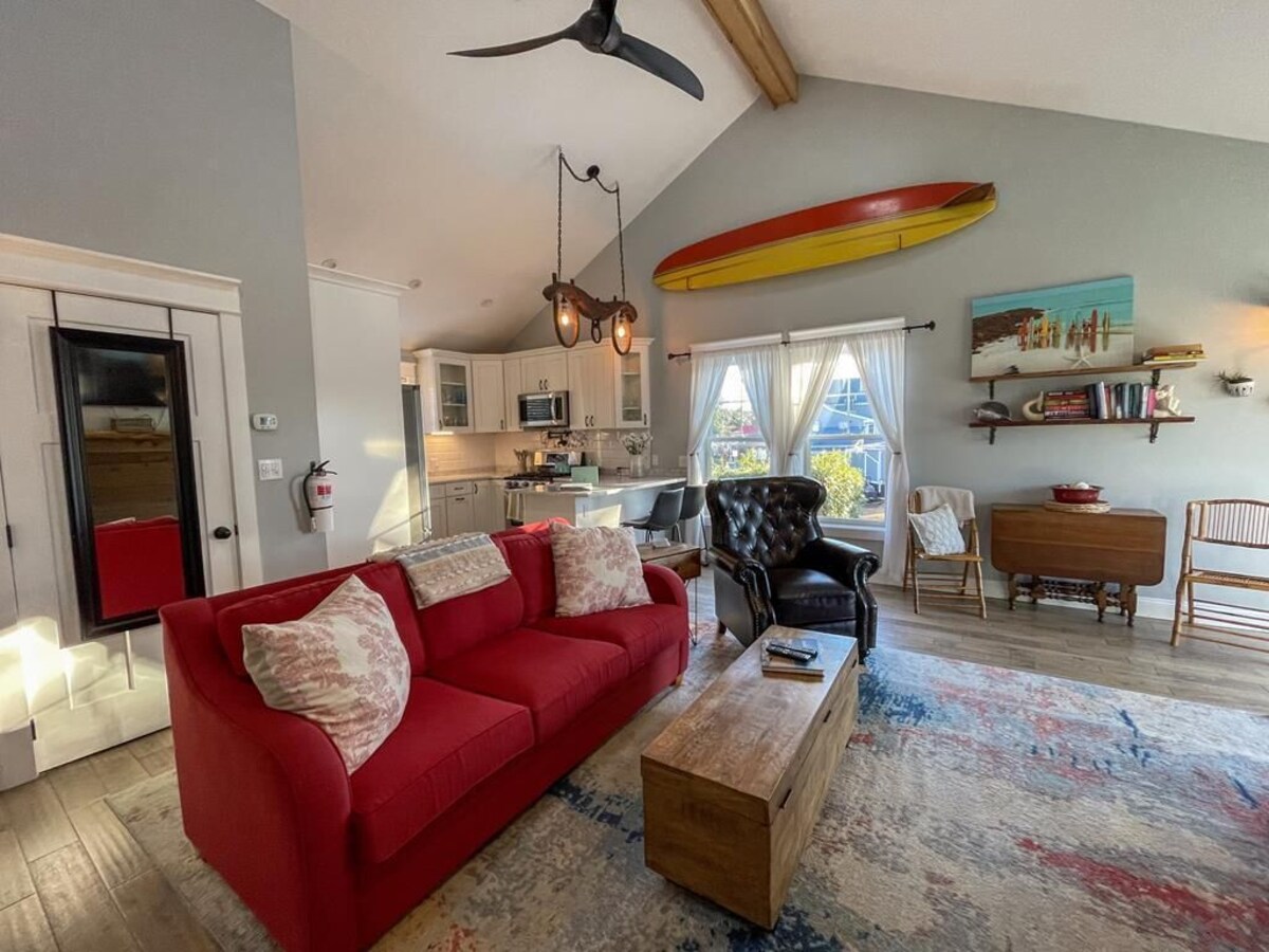 Pet Friendly Carriage House Walkable to Beach