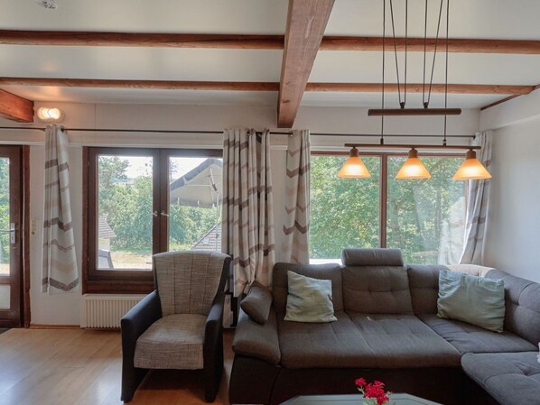 Möbel, Holz, Schatten, Fussboden, Komfort, Baum, Tabelle, Grundeigentum, Flooring