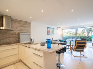 Cabinetry, Möbel, Eigentum, Countertop, Gebäude, Stuhl, Tabelle, Schublade, Küche, Holz