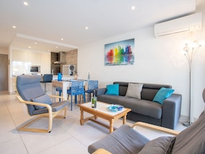 Tabelle, Couch, Möbel, Eigentum, Azurblau, Komfort, Studio Couch, Beleuchtung, Wohnzimmer, Interior Design