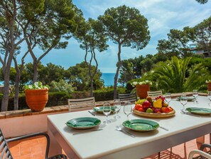 Table, Plant, Tableware, Furniture, Food, Property, Sky, Cloud, Chair, Tree