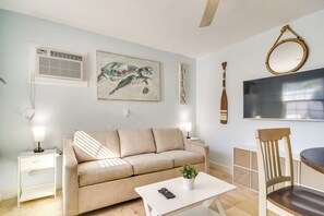 Living Room | Sleeper Sofa | Free WiFi | Air Conditioning | Smart TV