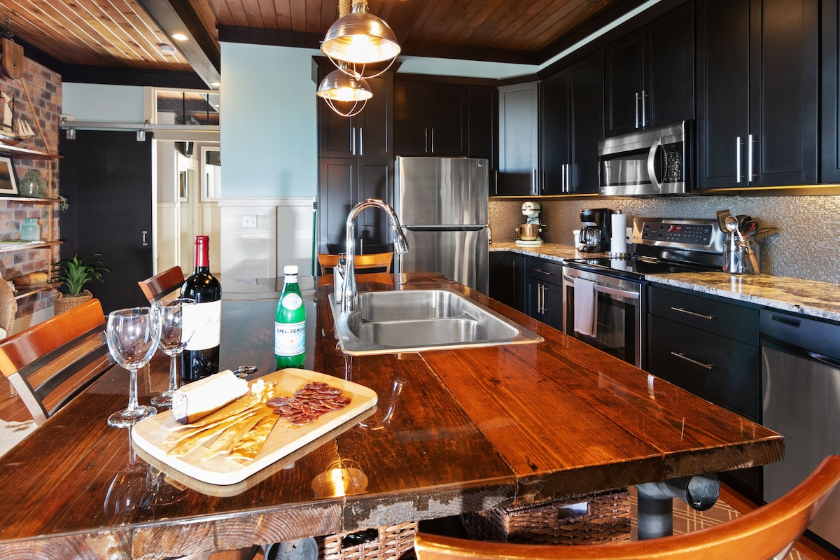 The Black Pearl: industrial condo sleeps 6, full size kitchen & scenic views!