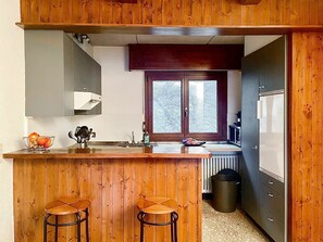 Cabinetry, Comptoir, Bâtiment, Propriété, Meubles, Evier, Robinet, Évier, Cuisine, Bois