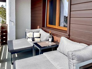 Gebäude, Möbel, Tabelle, Couch, Fenster, Komfort, Holz, Wohnzimmer, Schatten, Haus