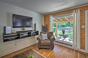 Living Area | Main Level | Smart TV