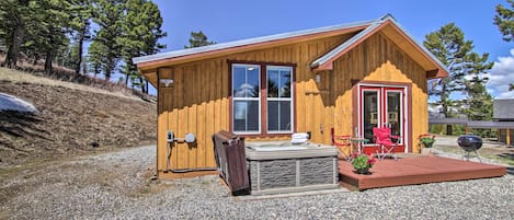 Bozeman Vacation Rental Cabin | 1BR | 1BA | 410 Sq Ft | 1 Step to Access