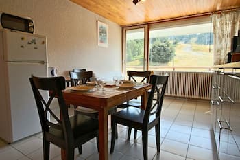 Ski-In/Ski-Out: Cozy 2-Room Apartment with East-Facing Balcony in Chamrousse