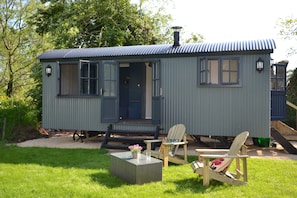 Luxury shepherds hut with garden and hot tub