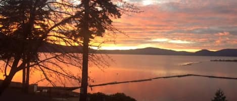 Welcome to Lake Almanor. Sunsets are the best reward! *Message with any questions!