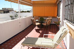 Terrasse. Grande terrasse privée (30m2), très ensoleillé (orientation sud) avec auvent et mobilier de jardin.