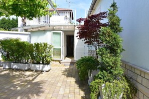 L'entrée de l'appartement avec la terrasse attenante.