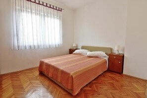 Bedroom 1 with double bed 160x200, two bedside tables with night lamps.