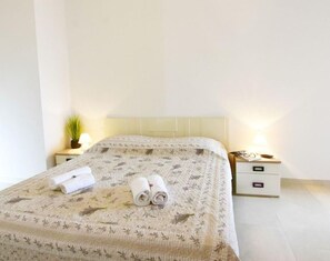 Das Schlafzimmer mit Doppelbett 2 Nachttische mit Nachttischlampen