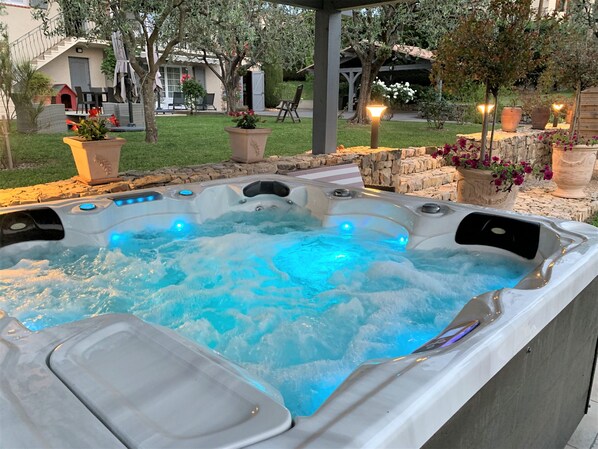 Outdoor spa tub