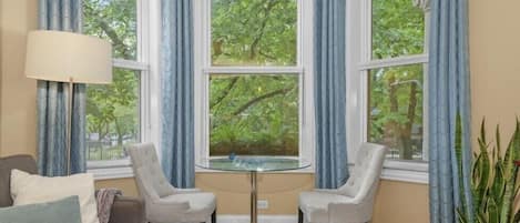 Enjoy the Linden trees from the sunny bay window. 