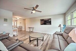 Living Area | Smart TV | Free WiFi | 2,400 Sq Ft