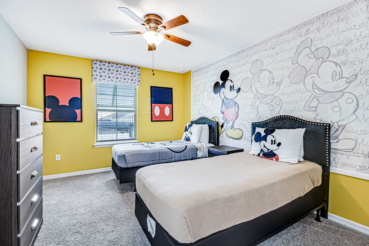 Wonderful Disney-themed retreat with private pool & fast WiFi – ideal location