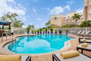 Enjoy sunbathing by the pool
