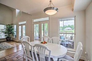 Dining Area | Dishware & Flatware Provided