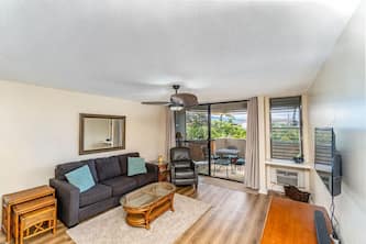 1-Bed Condo in Downtown Kona, 1 block from the Shore!