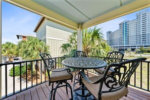 4 Lil J's Getaway Front Deck