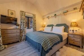 The Able Stables, Sam's Cottage, East Rudham: Super-king size bedroom