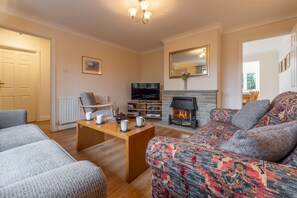 Arisaig, Wells-next-the-Sea: Sitting room with coal effect fire